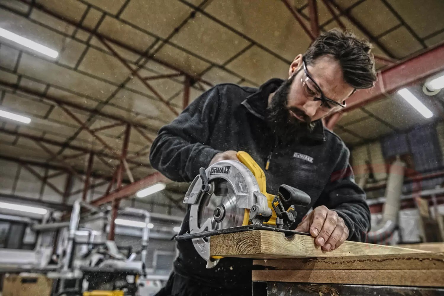 Пила циркулярна DeWALT DWE560 - Фото №4