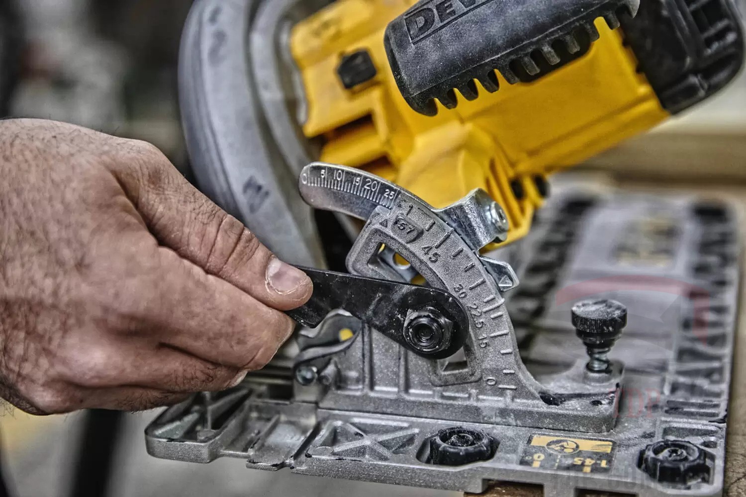 Пила циркулярна DeWALT 1600Вт (DWE576K) - Фото №3